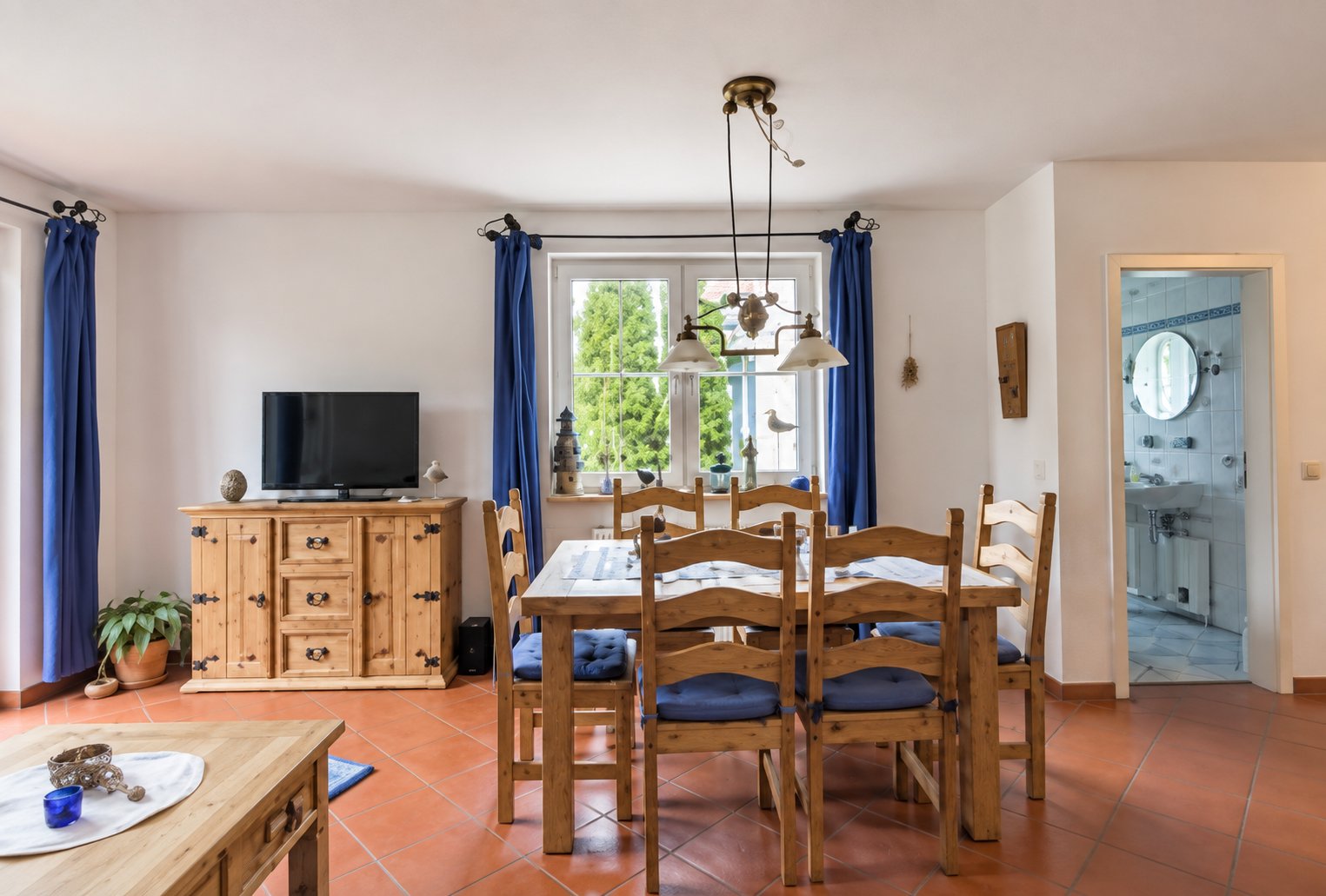 Wohnzimmer · Massivholzmöbel