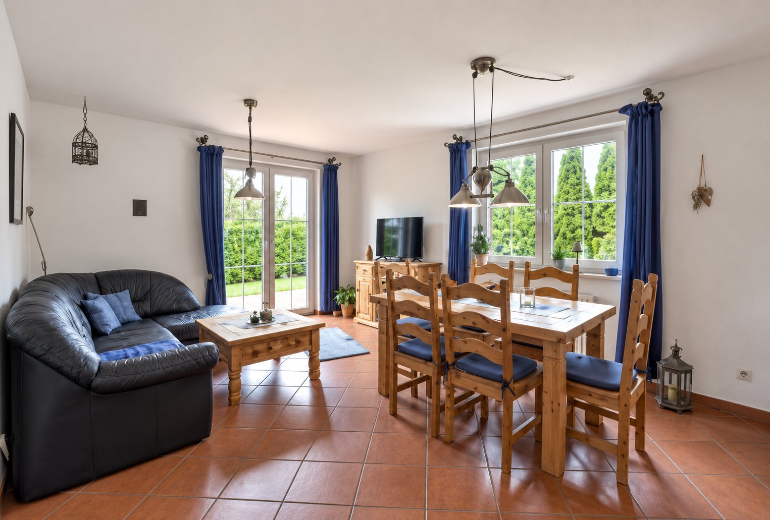 Wohnzimmer · Massivholzmöbel