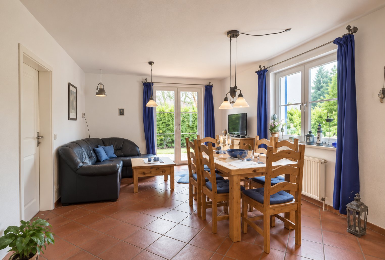 Wohnzimmer · Massivholzmöbel